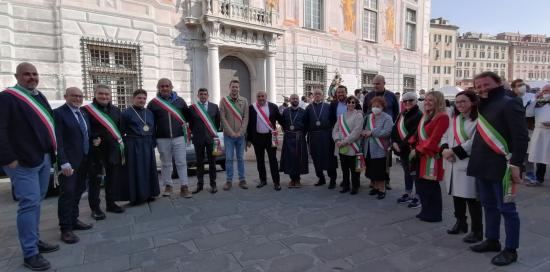 foto di gruppo autorità civile e religiose davanti a paltò san Giorgio