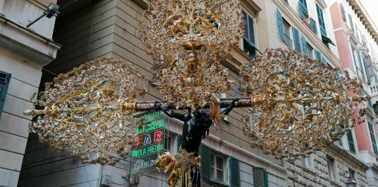 particolare di un Cristo da processione in via San Lorenzo