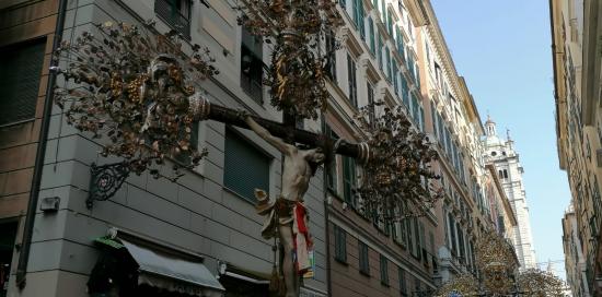 primo piano di un Cristo e dei cristezzanti in via San Lorenzo