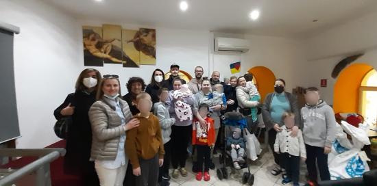 foto di gruppo mamme e bambini con l'assessore Rosso