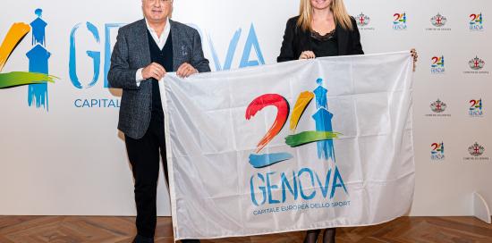 consegna bandiera Genova 2024 a vicepresidente Cip Liguria Della Gatta
