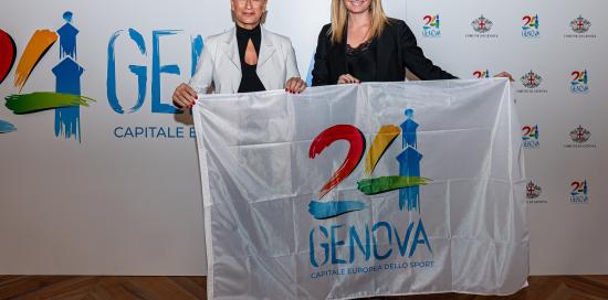 consegna bandiera Genova 2024 ad assessore regionale Ferro