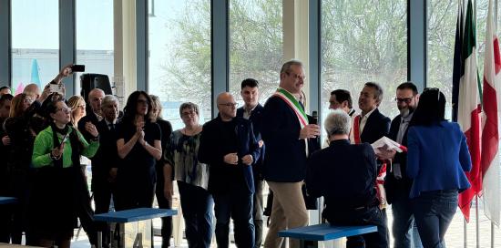 Consegna della bandiera di San Giorgio al presidente del GS Aragno Stefano Pitale