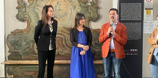 una persona parla al microfono