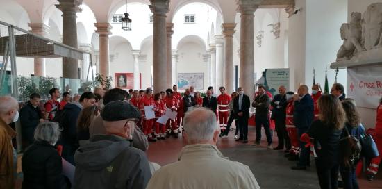 persone che assistono alla premiazione nel cortile di palazzo ducale