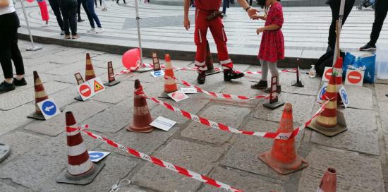 volontario e bambina provano percorso in sicurezza
