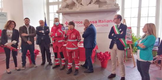 volontari e autorità nel cortile del Ducale