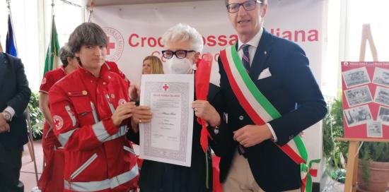vicesindaco con premiato e diploma