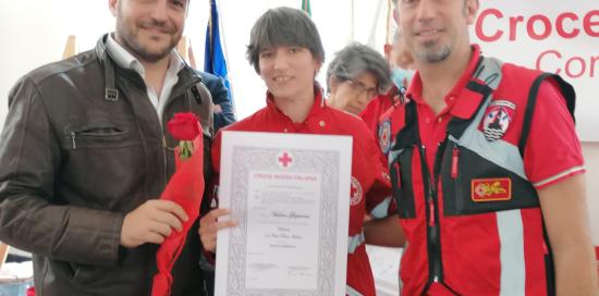 Consigliere Gambino, volontario e premiata che mostra diploma