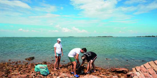 "Custodi del futuro" al lavoro per ripulire la spiaggia
