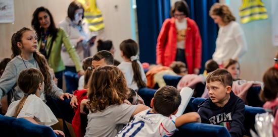 Bambine e bambini nella sala del Teatro Stradanuova Bambine e bambini nella sala del Teatro Stradanuova