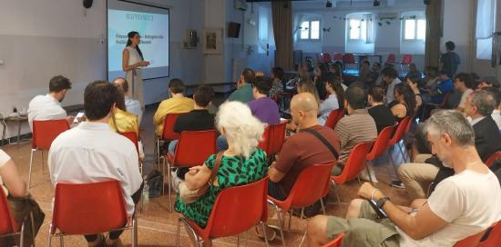 L'intervento della consigliera Ghio davanti alle ragazze e ai ragazzi della Valbisagno al Centro Civico di Staglieno L'intervento della consigliera Ghio davanti alle ragazze e ai ragazzi della Valbisagno al Centro Civico di Staglieno