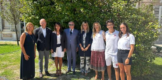 Foto di gruppo nel cortile della buvette di Palazzo Tursi