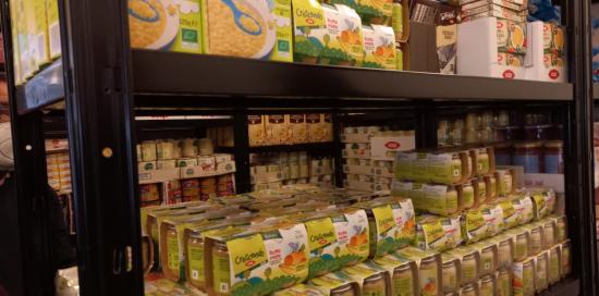 scaffali pieni di alimentari: pasta, tonno, eccetera