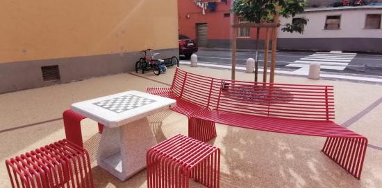 Panchine e sedute attorno alla scacchiera