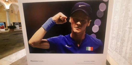 Foto in mostra - Jannik Sinner esulta a Torino dopo la vittoria della Coppa Davis (2023)