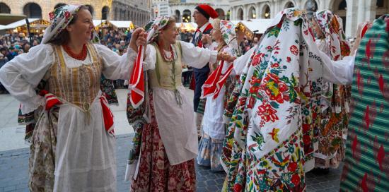 Esibizione del Gruppo Folcloristico Città di Genova prima dell'accensione del falò