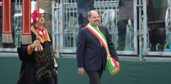 Il gonfalone del Comune di Genova e il vicesindaco Alessandro Terrile