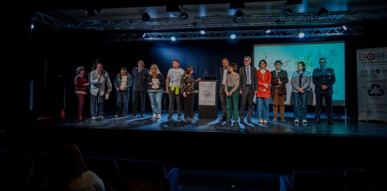 Rappresentanti di enti pubblici, associazioni e sponsor insieme sul palco del Teatro Stradanuova Rappresentanti di enti pubblici, associazioni e sponsor insieme sul palco del Teatro Stradanuova