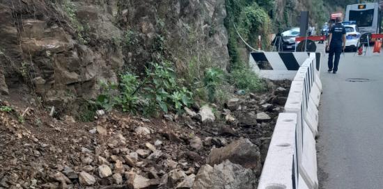 Particolare dei New Jersey a contenimento dei detriti precipitati sulla strada