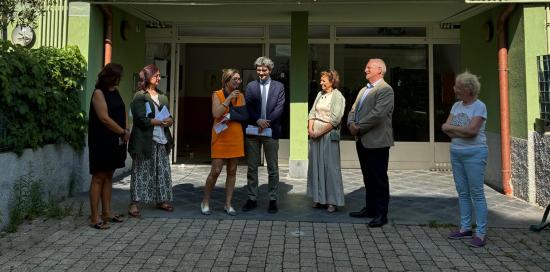 Autorità e partner del progetto davanti al palazzo che ospita il nuovo alloggio di co-living per persone anziane