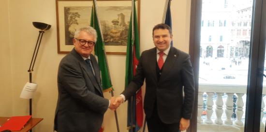 Stretta di mano tra gli assessori Augusto Sartori e Mario Mascia