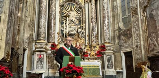 Il facente funzioni sindaco Piciocchi durante il suo intervento al termine della funzione religiosa