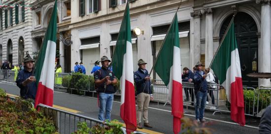 Alpini con in mano le bandiere tricolori