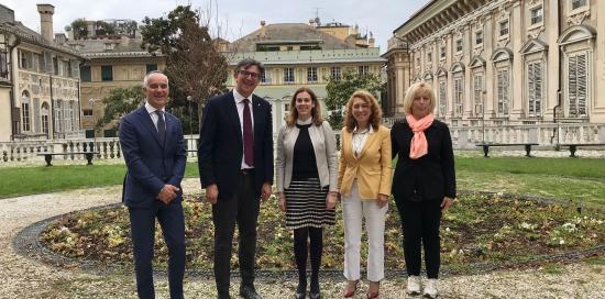 foto di gruppo nel giardino di palazzo Tursi