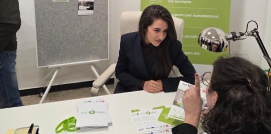Il desk all'ingresso dei nuovi locali con la simulazione di un colloquio di lavoro