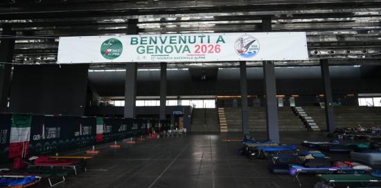Lo striscione di benveuto agli Alpini "Benvenuti a Genova 2026" presso il Padiglione Jean Nouvel