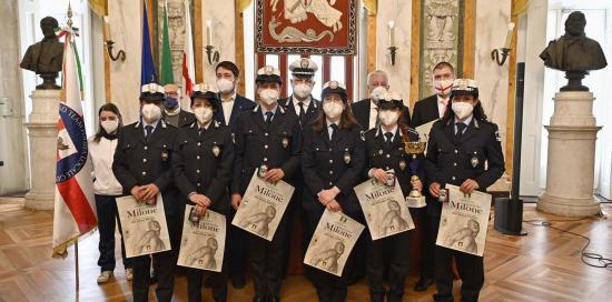foto di gruppo delle agenti premiate con Viale e Maccari nel salone di rappresentanza
