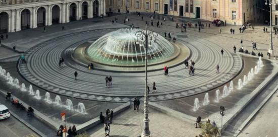 Un'immagine di piazza De Ferrari con la fontana attiva
