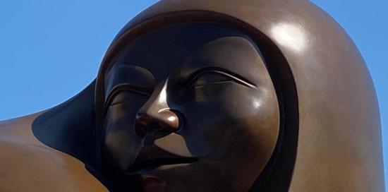 Particolare di statua  di Deredia con cielo sullo sfondo