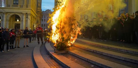 Un'altra foto del falò del "Confeugo" in piazza De Ferrari