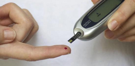 test della glicemia su dito indice