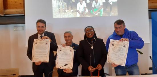 Maresca, suor Rita e due rappresentanti associazioni mostrano pergamene di ringraziamento