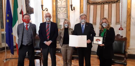 consegna atto costitutivo Moto Guzzi al sindaco Bucci consegna atto costitutivo Moto Guzzi