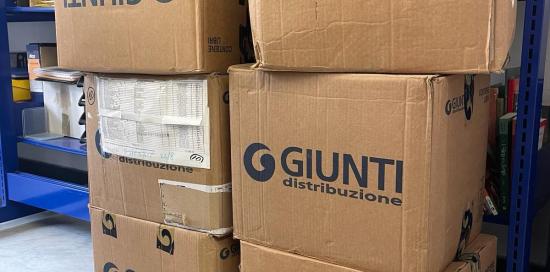 scatoloni con scritta Giunti distribuzione