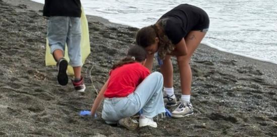 Due ragazze e un ragazzo durante la pulizia