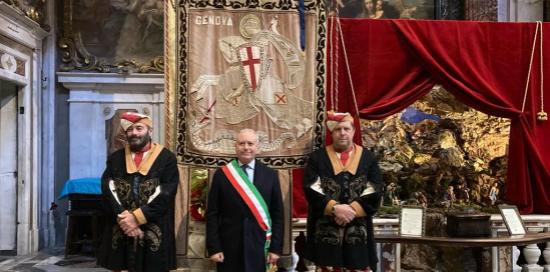 Il presidente del Consiglio Comunale Carmelo Cassibba davanti al Gonfalone della Città di Genova