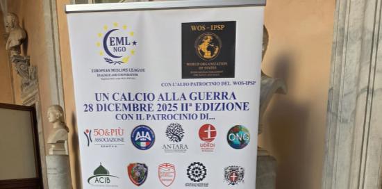 Il roll-up fuori dal Salone con tutte le realtà aderenti a "Un Calcio alla Guerra - Kick War Away"