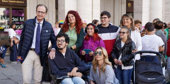 Foto con autorità e team organizzatore: tra loro sindaca Salis, assessore Nicolò, assessora Lodi, Lorenzo Pagnoni