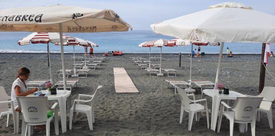 La nuova spiaggia fotografata dal chiosco: una distesa di sedie e ombrelloni che corrono fino alla battigia