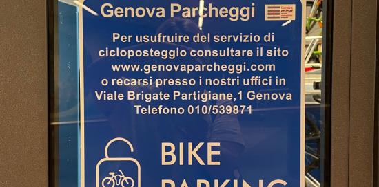 La targa del Bike Parking con informazioni su come accedere al servizio (Genova Parcheggi)