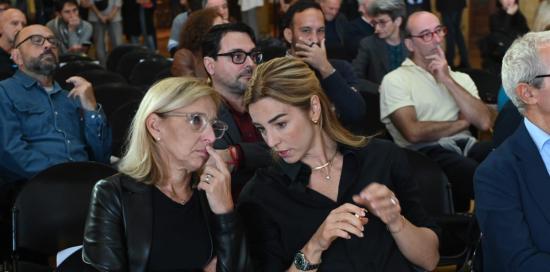 La sindaca Salis seduta insieme ad Alessandra Costante, segretaria della Federazione della stampa italiana La sindaca Salis seduta insieme ad Alessandra Costante, segretaria della Federazione della stampa italiana