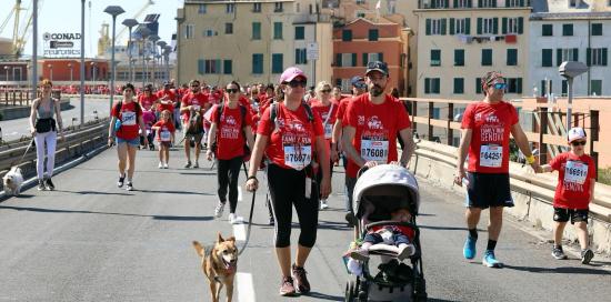 Foto della Family Run 2024: famiglie in maglietta rossa camminano sulla Sopraelevata