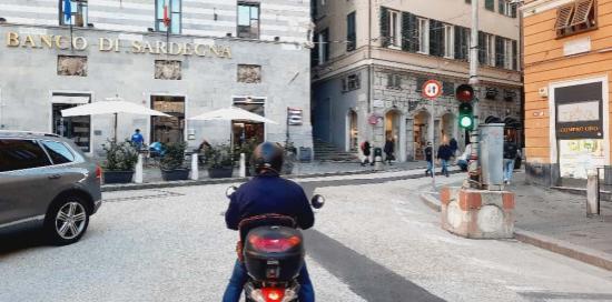 Il semaforo entrato in funzione all'incrocio tra piazza Fontane Marose e via XXV Aprile Il semaforo entrato in funzione all'incrocio tra piazza Fontane Marose e via XXV Aprile
