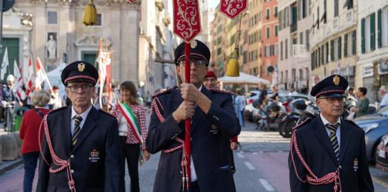 Il Gonfalone di Città Metropolitana durante uno dei cortei