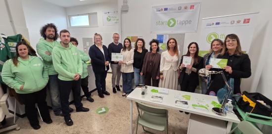 Foto di gruppo nei locali del nuovo centro Start Tappe di via Cravasco 32